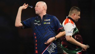 Raymond van Barneveld (li.) schied bei der Darts-WM früh aus. (Bild: PA Wire)