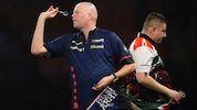 Raymond van Barneveld (li.) schied bei der Darts-WM früh aus. (Bild: PA Wire)