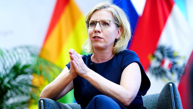 Umweltministerin Leonore Gewessler ist stolz auf das Erreichte der Grünen in der Regierung und ist sich sicher: „Der Moment der Grünen wird wieder kommen.“ (Bild: APA/EVA MANHART)