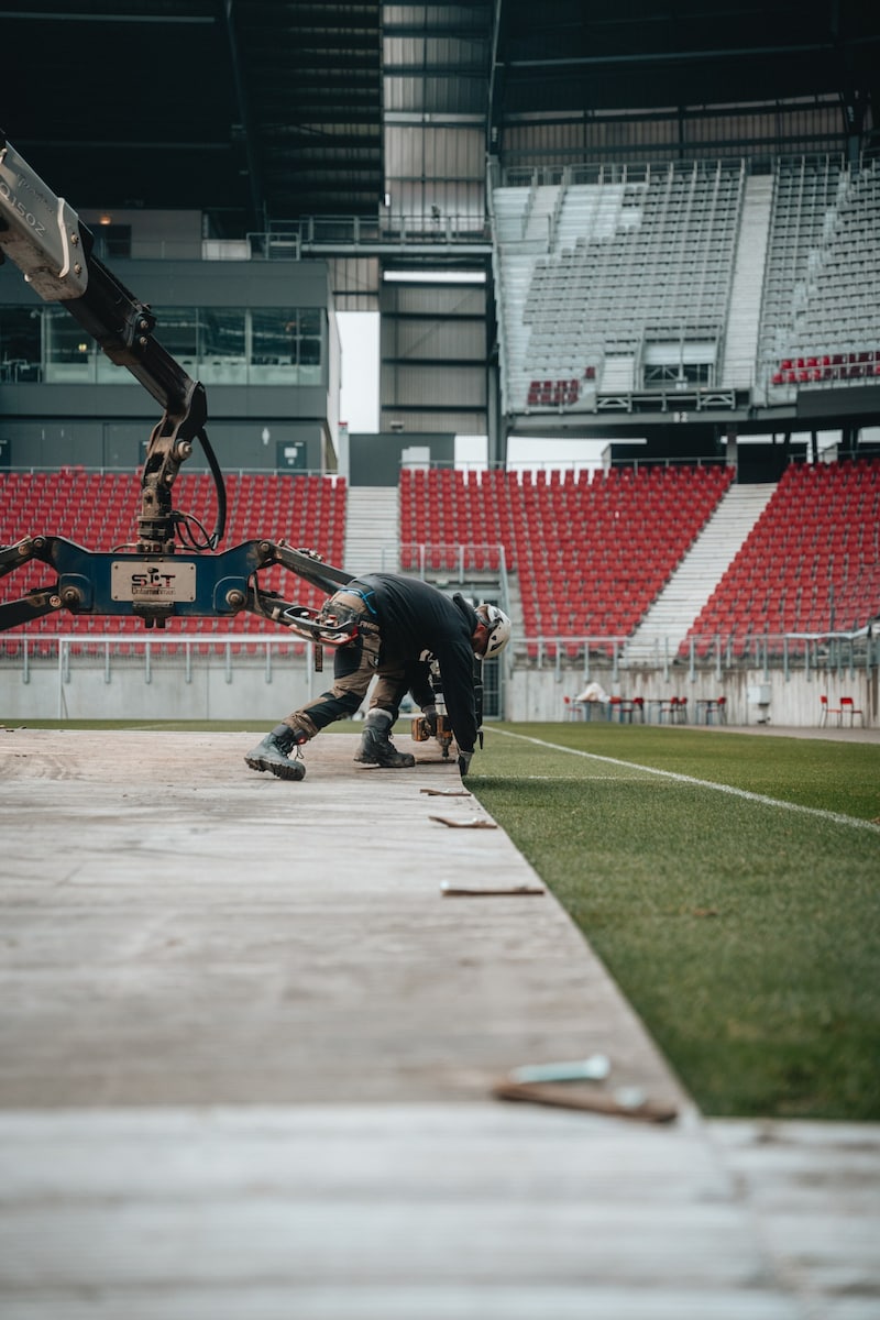 Hier werden die Schwerlastplatten verlegt. (Bild: Limited Events/Jakob Gutschi)