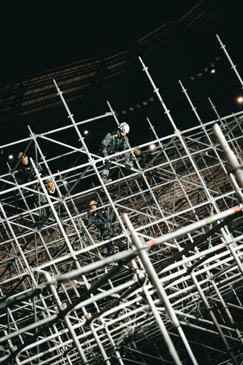 Seit Anfang Dezember wird im Wörthersee-Stadion gewerkelt: Zuerst wurden zahlreiche Schwerlastplatten auf dem Rasen verlegt, dann das Gerüst für die Rampe aufgebaut. (Bild: Limited Events/Jakob Gutschi)