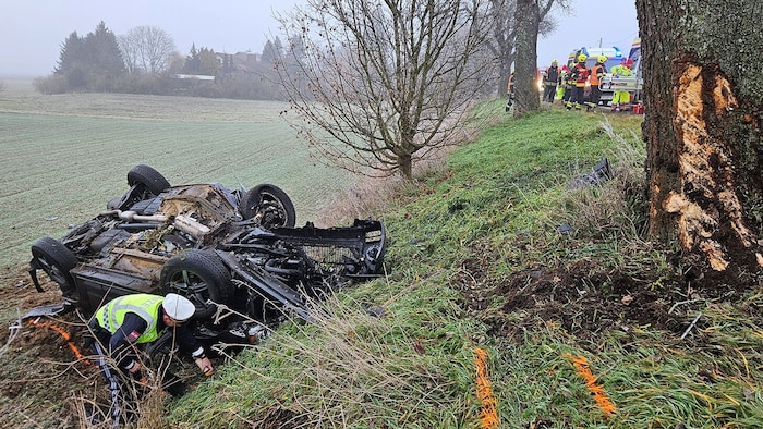 Das Auto landete in einem Feld.