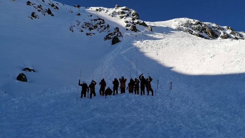 Die Einsatzkräfte suchten den Lawinenkegel ab. (Bild: ZOOM Tirol)