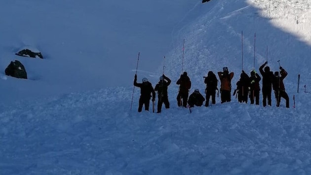 The avalanche cone was probed (symbolic image). (Bild: ZOOM Tirol)