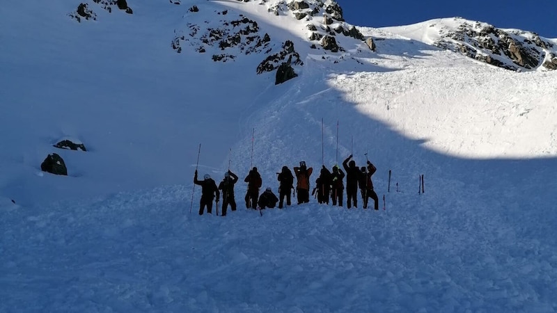 Die Einsatzkräfte suchten den Lawinenkegel ab. (Bild: ZOOM Tirol)