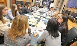 Über 100 Jugendliche tagten im Parlament und diskutierten über ein Handyverbot – samt ...