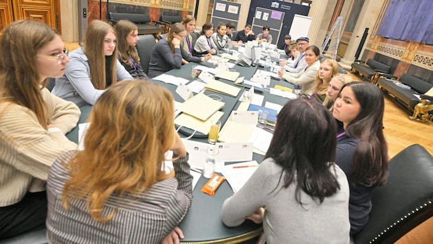 Over 100 young people met in parliament to discuss a ban on cell phones - including legislation. (Bild: Parlamentsdirektion/Johannes Zinner)