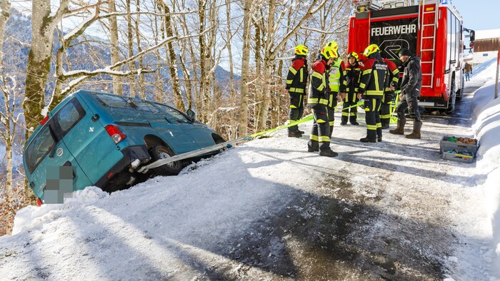 Die Kräfte der Feuerwehr sicherten den Wagen. 