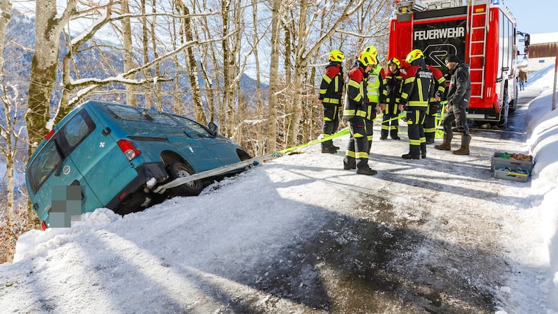 Die Kräfte der Feuerwehr sicherten den Wagen.  (Bild: Bernd Hofmeister, Krone KREATIV)