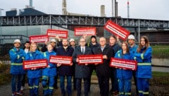 „Energiepreise senken“ fordern Dietmar Prammer, Alois Stöger und Roland Baumann zusammen mit Betriebsräten und Beschäftigten der voestalpine. (Bild: pixelkinder.com // Peter Kollroß)