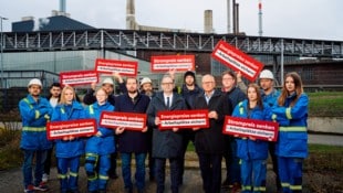 „Energiepreise senken“ fordern Dietmar Prammer, Alois Stöger und Roland Baumann zusammen mit Betriebsräten und Beschäftigten der voestalpine. (Bild: pixelkinder.com // Peter Kollroß)