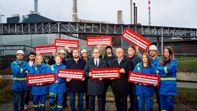 „Energiepreise senken“ fordern Dietmar Prammer, Alois Stöger und Roland Baumann zusammen mit Betriebsräten und Beschäftigten der voestalpine. (Bild: pixelkinder.com // Peter Kollroß)