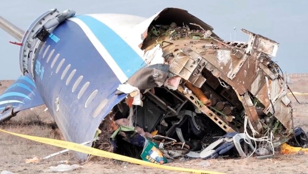 Das abgestürzte aserbaidschanische Flugzeug in Kasachstan (Bild: AP/The Administration of Mangystau Region)