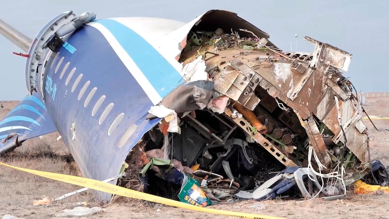 The wreckage of the plane (Bild: AP/The Administration of Mangystau Region)