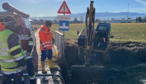 Mittels Bagger wurde das gebrochene Rohr freigeschaufelt und in weiterer Folge ausgetauscht. (Bild: Feuerwehr Spielberg)