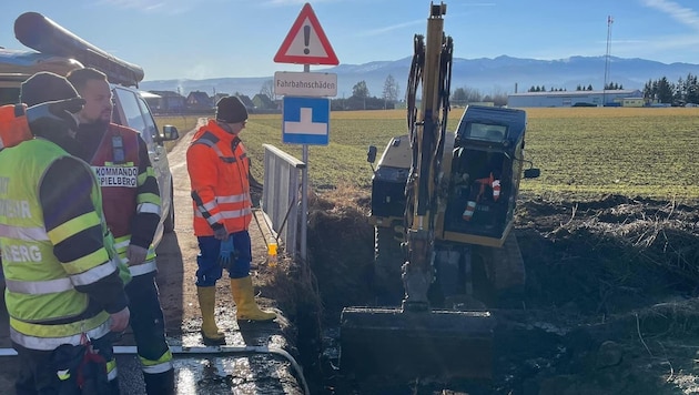 Mittels Bagger wurde das gebrochene Rohr freigeschaufelt und in weiterer Folge ausgetauscht. (Bild: Feuerwehr Spielberg)