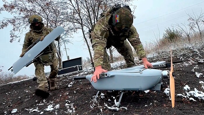 Russische Soldaten bereiten eine Drohne auf ihren Einsatz vor.