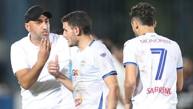 Monastir head coach Mohamed Sahli (left) (Bild: Sports 24)