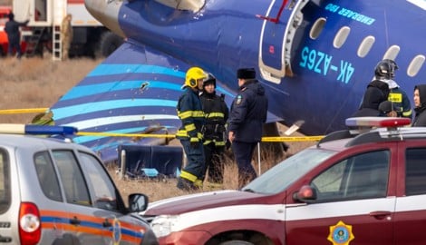 Laut Ermittlern hat eine russische Rakete den Flugzeugabsturz der Azerbaijan Airlines verursacht. (Bild: APA/AFP/Issa Tazhenbayev)