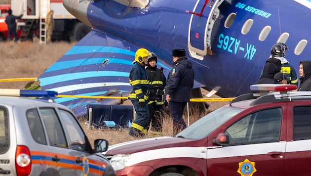 According to investigators, a Russian missile caused the Azerbaijan Airlines plane crash. (Bild: APA/AFP/Issa Tazhenbayev)