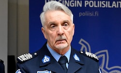 Der finnische Chefermittler Jari Liukku informiert die Öffentlichkeit über die bisherigen ...