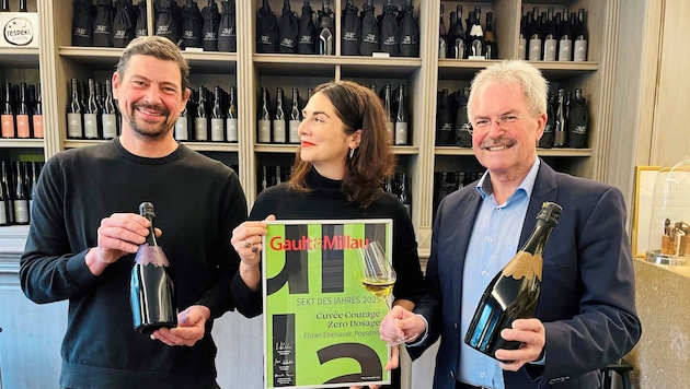 In a celebratory mood: Karl Wilfing, President of the Provincial Parliament, congratulated Marion and Manfred Ebner-Ebenauer on winning the "Sparkling Wine of the Year" award. (Bild: LT-Direktion NÖ/Schultes)