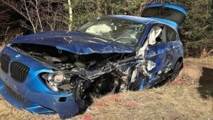 Regelrecht zerfetzt wurden zwei BMW bei einem Unfall im Bezirk Zwettl im Waldviertel.