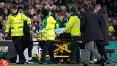 Łukasz Fabiański has to be stretchered off the pitch ... (Bild: AFP)