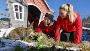 Die Pflegerinnen Michi und Eva kümmern sich um die Hoppler. Bis zum 24. Dezember waren die putzigen Tiere die Lieblinge auf einem Salzburger Adventmarkt. (Bild: Tschepp Markus)