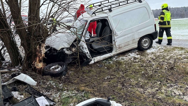 The car crashed into a meadow just a few meters from the company premises, where the children were playing. (Bild: Scharinger Daniel/Pressefoto Scharinger © Daniel Scharinger)