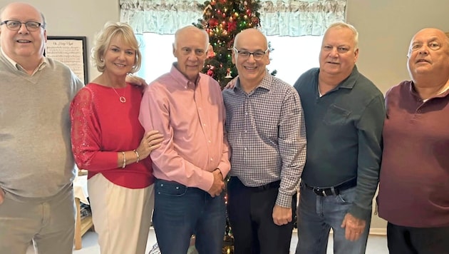 Dixon Handshaw (4th from right) with his five half-siblings (Bild: ABC News)