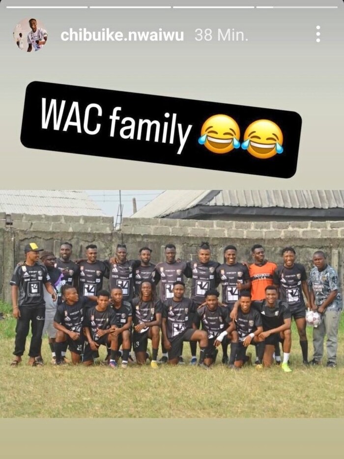 Stattete seine Freunde mit WAC-Trikots aus: Wolfsbergs Defensivmann Chibuike Nwaiwu (rechts ...