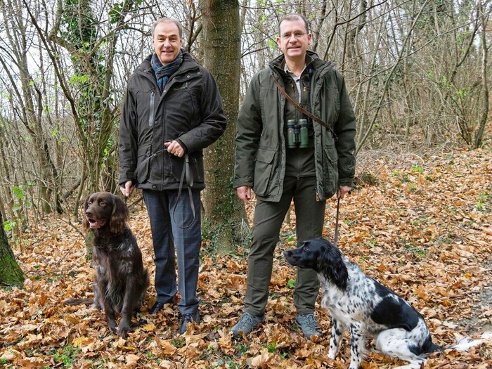 Schneemann (li.) mit Hans Peter Weiss, Jagdkoordinator des Landes.