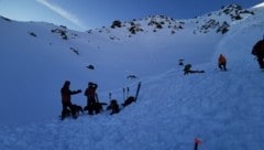 Die Einsatzkräfte auf der mächtigen Lawine (Bild: zoom.tirol)