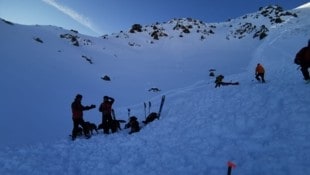 Die Einsatzkräfte auf der mächtigen Lawine (Bild: zoom.tirol)