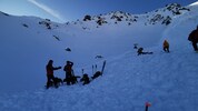 Die Einsatzkräfte auf der mächtigen Lawine