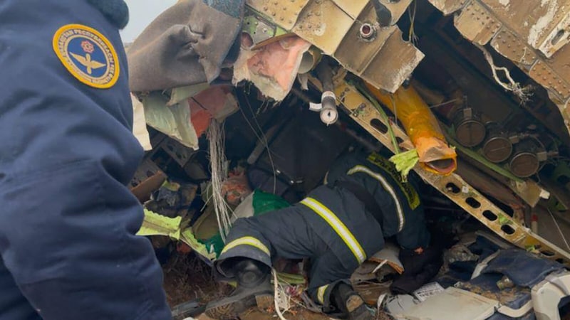 Einsatzkräfte bei dem Wrack (Bild: AFP/Kazakhstan‘s emergency situations ministry)