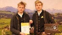 Christian und Michael Steller konnten mit ihrem in der Stadt Wels gewonnenen Blütenhonig bei der „Goldenen Honigwabe 2024“ Rang zwei belegen. (Bild: Steller)