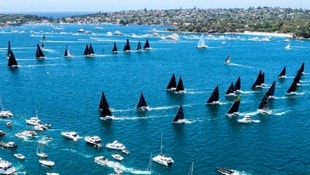 Beim Start der Regatta im Hafen von Sydney ist noch alles gut gewesen ... (Bild: AFP)