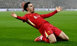 Curtis Jones bejubelt seinen Treffer zum zwischenzeitlichen 2:1 für Liverpool ...