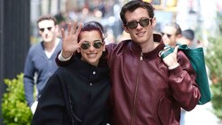 Dua Lipa soll sich mit ihrem Freund, Schauspieler Callum Turner, verlobt haben.