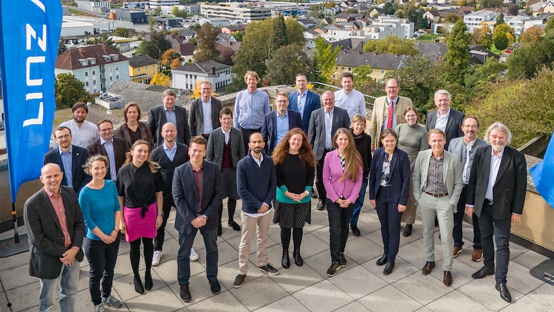 The project partners at the official start of research on the "Heatrock". (Bild: LINZ AG/FOTOKERSCHI)