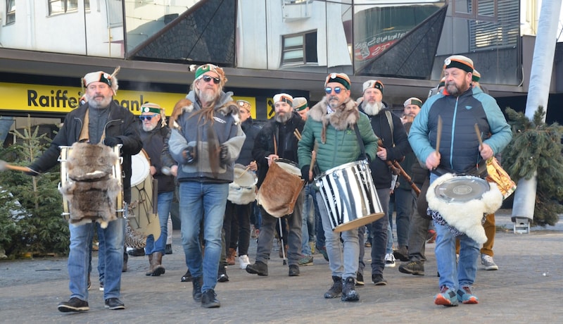 Pompös wirkte der Einmarsch der Bärengruppe mit ihren dumpfen, wuchtigen Trommeln über den Rathausplatz. (Bild: Daum Hubert)