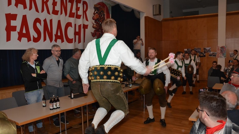 Das erste „Gangle“, wenn auch nur im Saal: Mancherorts feuchte Augen vor Rührung. (Bild: Daum Hubert)