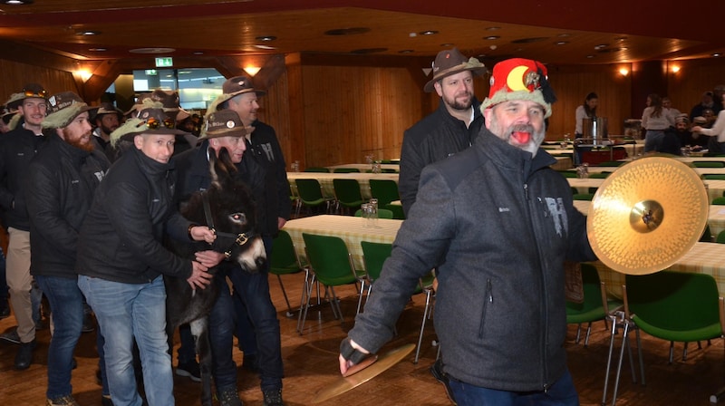 The "wild ones" also marched into the town hall, led by their red-tongued figurehead, the Ponznåff. (Bild: Daum Hubert)