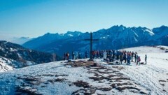 Vor der spektakulären Kulisse der Karnischen Alpen findet am Samstag (um 11 Uhr) auf dem Kartitscher Dorfberg eine Bergandacht statt. (Bild: Wallner Hannes)