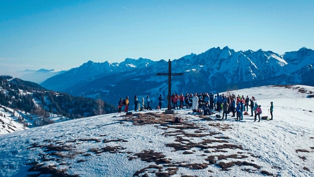 Vor der spektakulären Kulisse der Karnischen Alpen findet am Samstag (um 11 Uhr) auf dem Kartitscher Dorfberg eine Bergandacht statt. (Bild: Wallner Hannes)