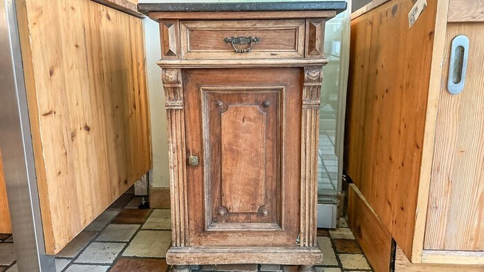 Auch von diesem Beistellschrank trennt man sich.