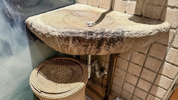 Dieses Stein-Waschbecken kommt am 8. Jänner unter den Hammer.