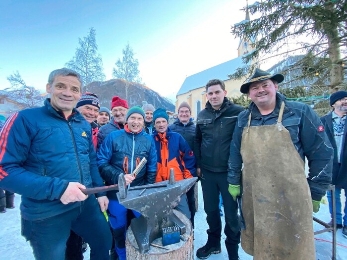 Here you can see hikers and craftsmen with organizer Leo Klammer.